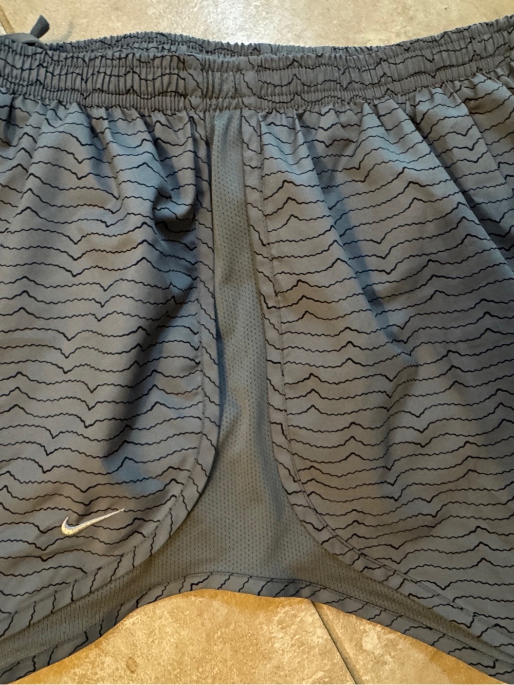 Nike Ladies Gray Wave-Print Athletic Shorts Running Medium